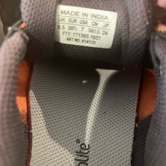 SOLOMON - trail runners ~ fashion & function ~ lightly worn size 7 U.S. women’s - Picture 2 of 4